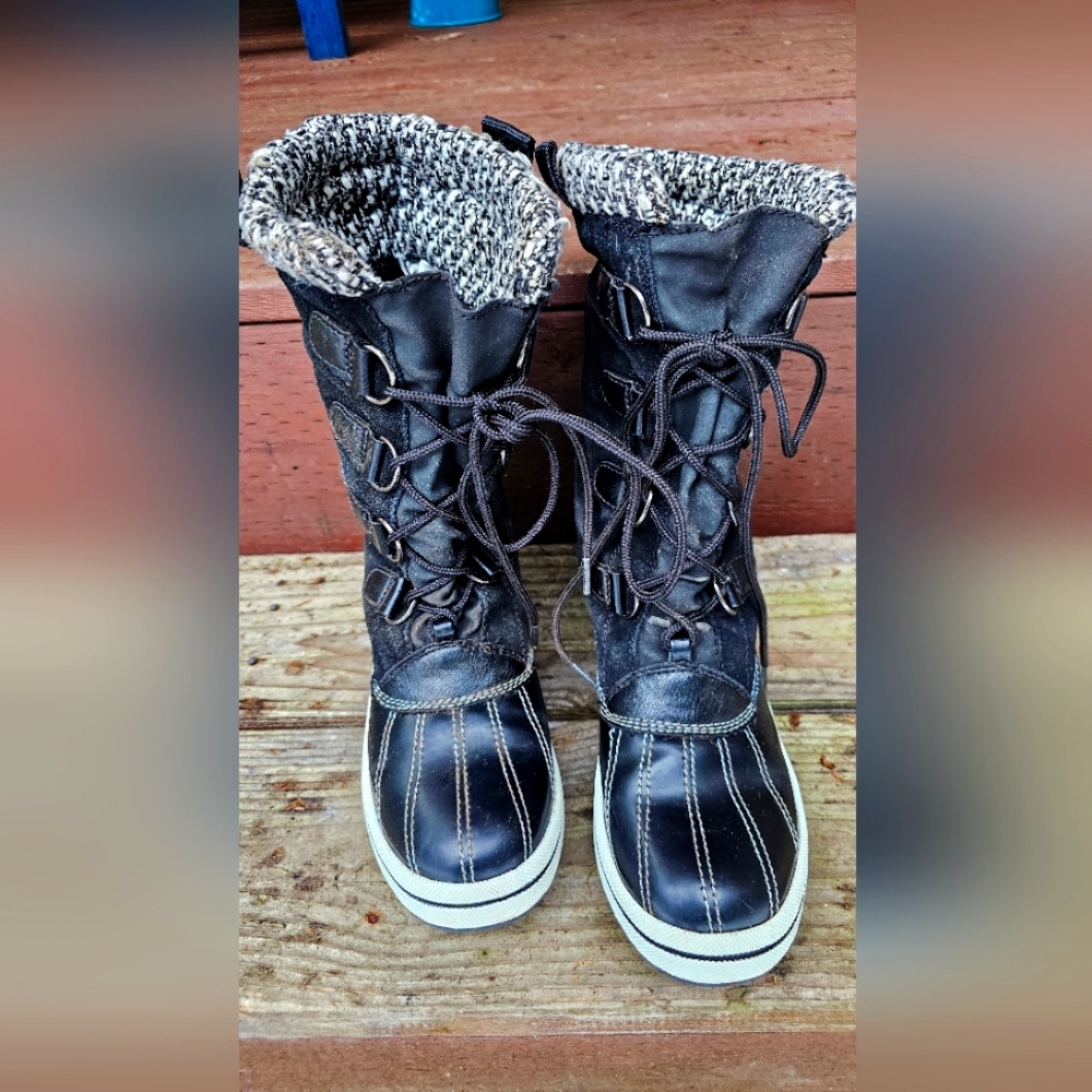 Women's black fleece lined leather snow boots sz 8, traction soles & tweed cuff!